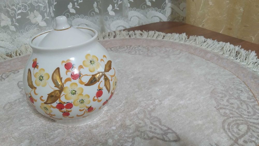 Посуда: чайный сервиз из СССР.