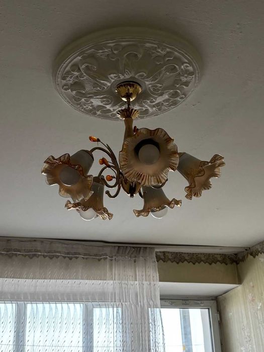 Тахта 2 шт. Полированные. Люстры. Столы.