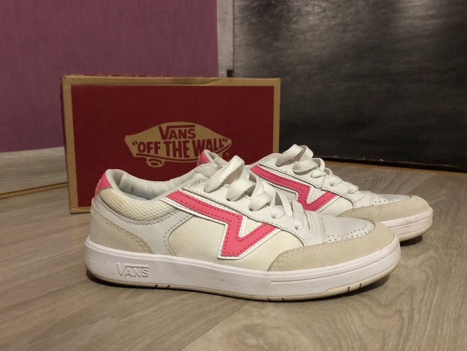 Бели кецове Vans