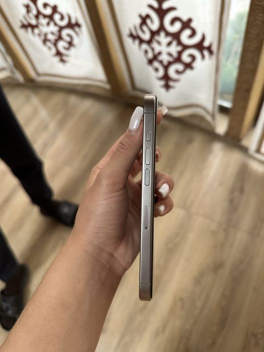 iphone 15 про серебристи
