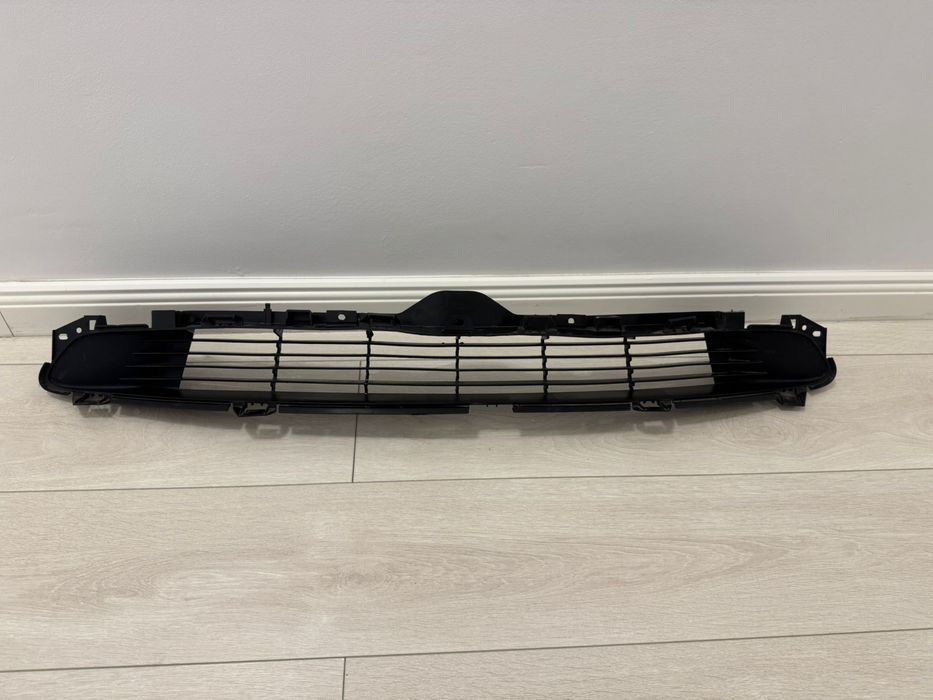 Grila bara fata Tesla Model 3