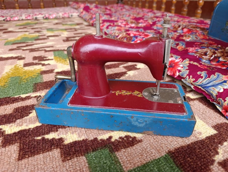 Qadimiy buyumlarga qiziquvchilar uchun mini qo'l mashinka