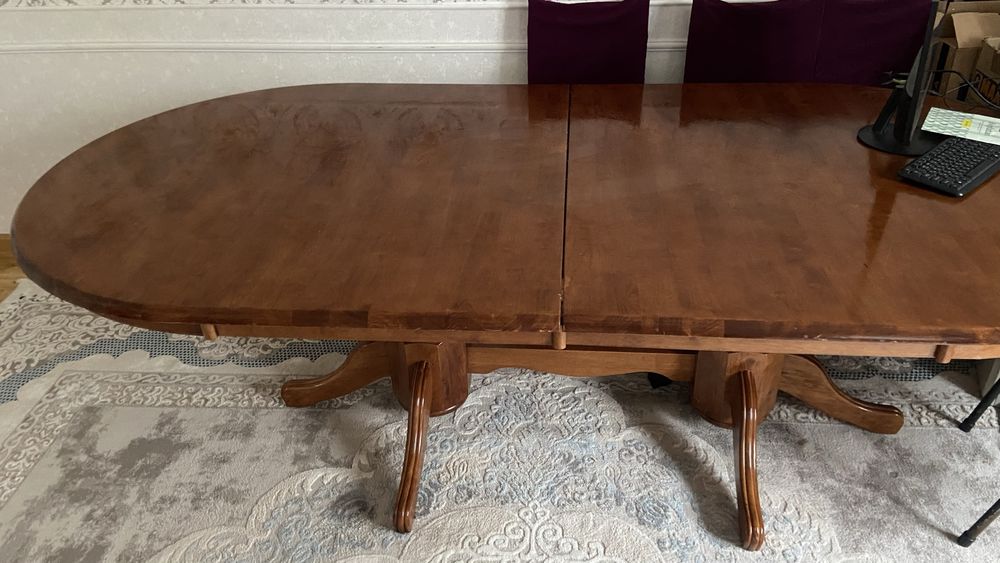 стол для гостей.