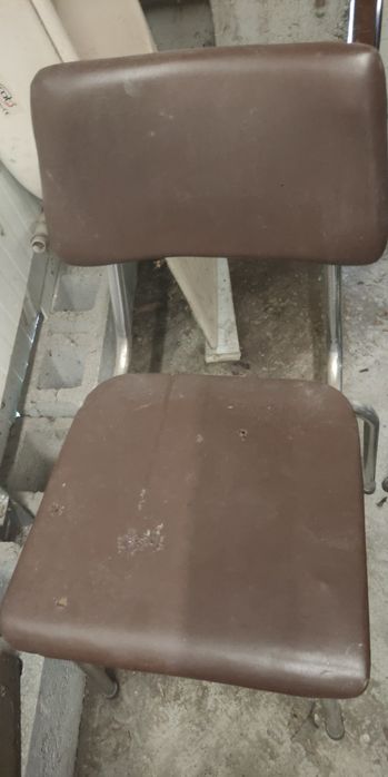 Стари метални кожени столове