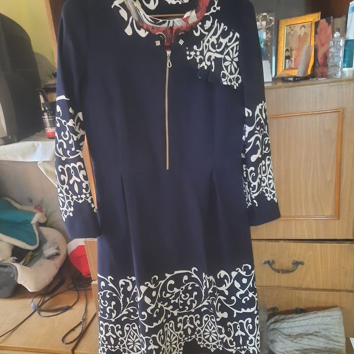 Продам пуховик и платья