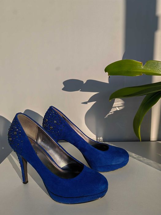Обувки на висок ток в кралско синьо
