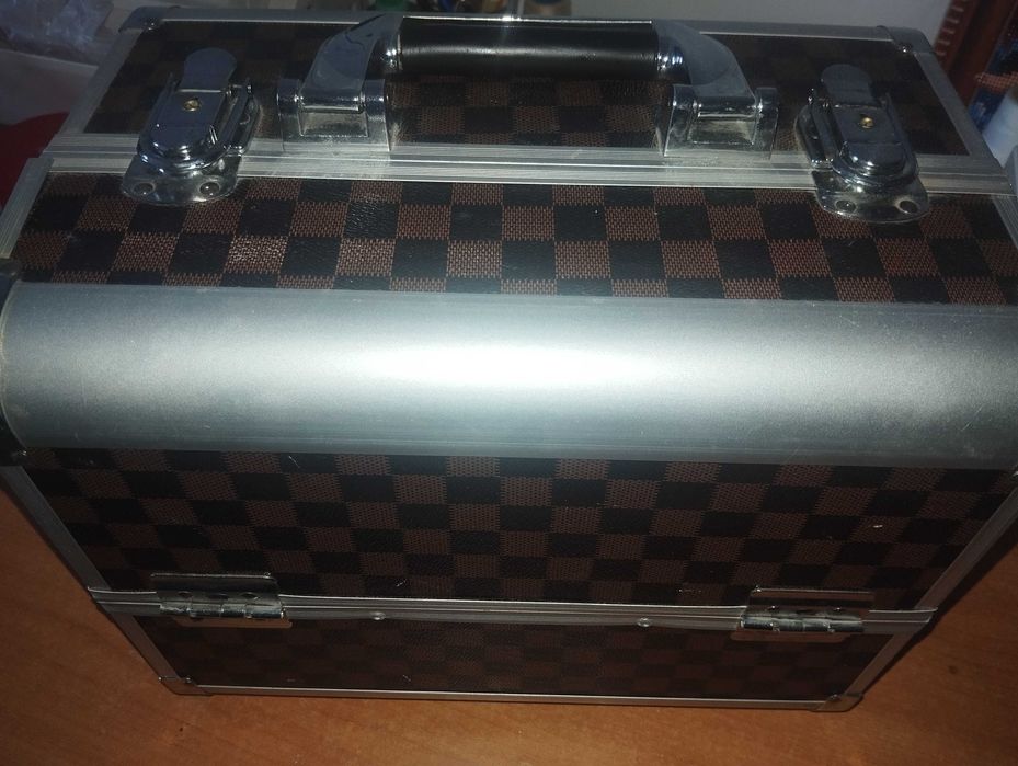 Чемодан.  для маникюра