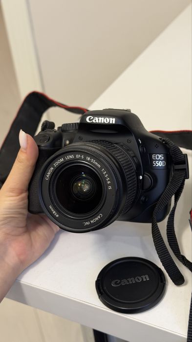 Canon EOS 550D с объективом и аксессуарами