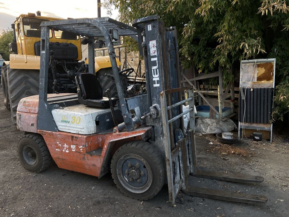 Вилочный погрузчик HELI