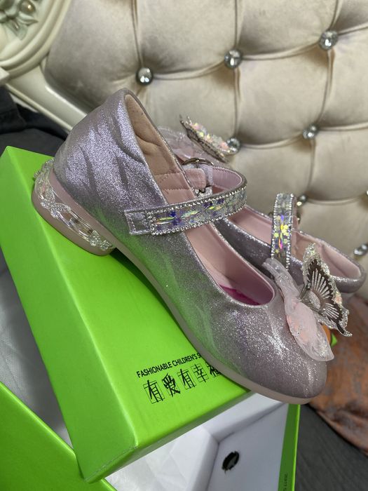 Продам туфли для девочки