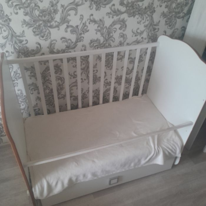 Детская кроватка с маятником