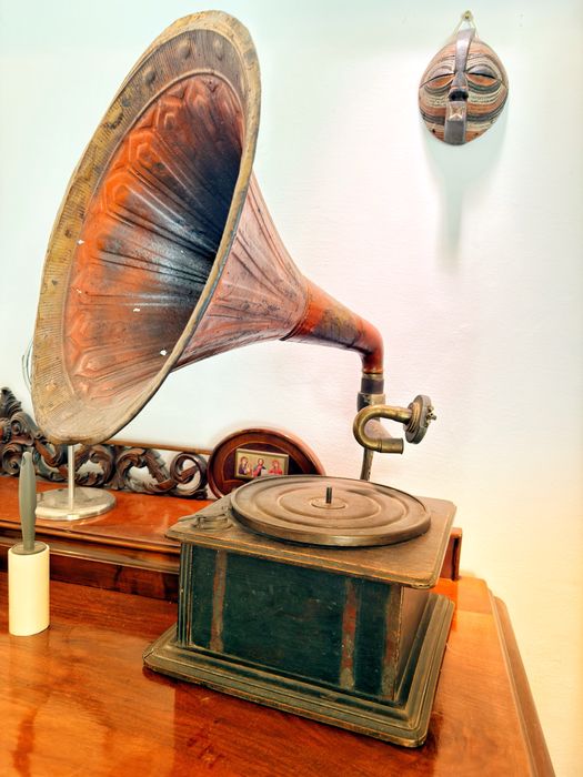 Gramofon vechi interbelic, nefunctional, decorativ sau pentru restaurare