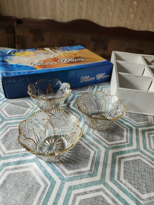 Посуда в коробках.