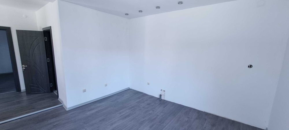 Реновирана къща в Западна промишлена зона! Готова за нанасяне!