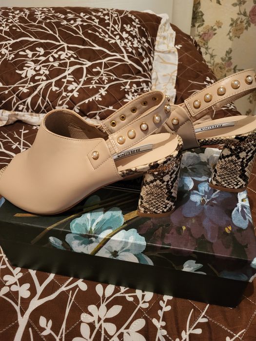 Босоножки со стразами