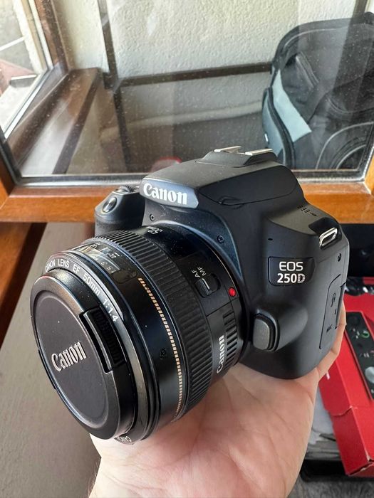 Cameră foto Canon EOS 250D + 2 obiective + accesorii – stare excelentă