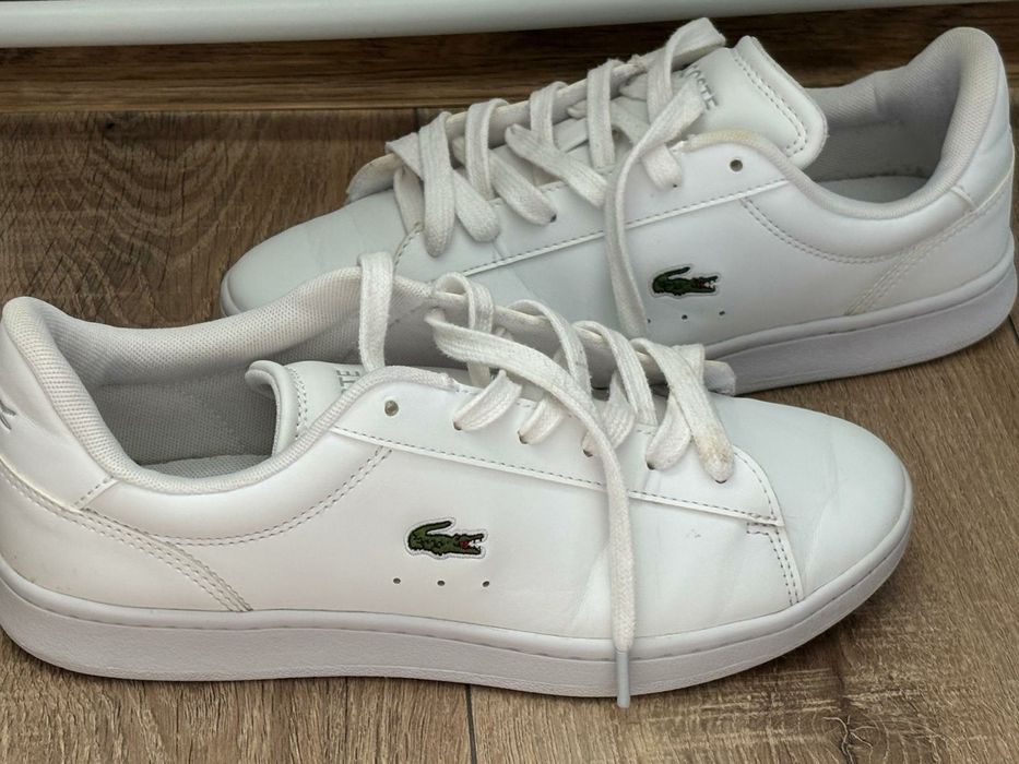 Tenisi lacoste .