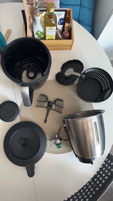 Vand bol Thermomix TM7 ca nou ,garantie 1.5 ani,original,toate ustensilele