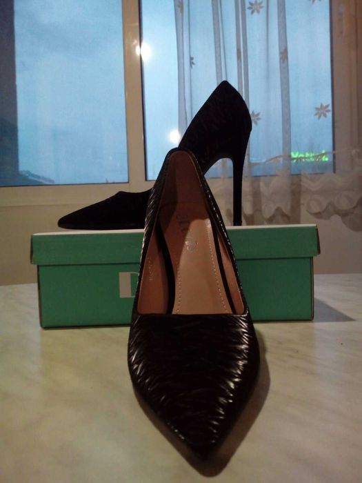 Елегантни луксозни ОБУВКИ-черни, с висок и тънък ток, номер 39