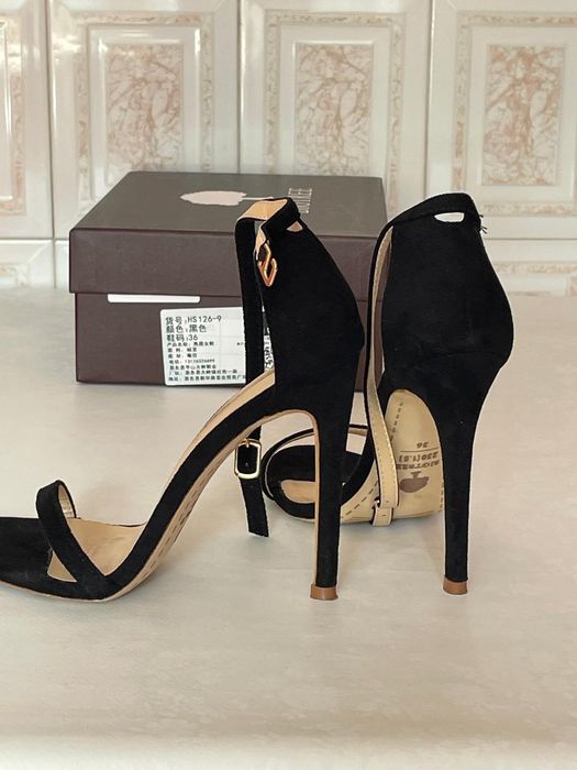 Босоножки черного цвета