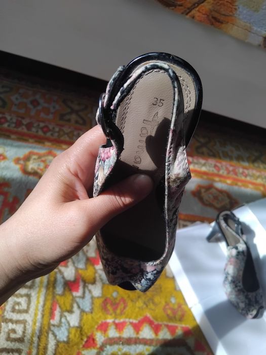 Продам босоножки