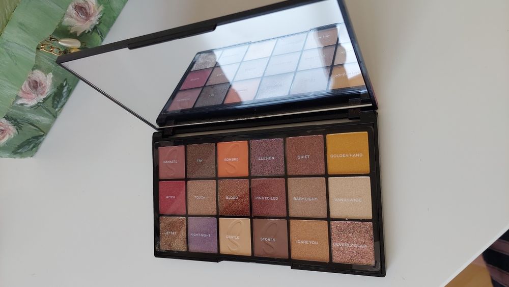 Сенки за очи нови