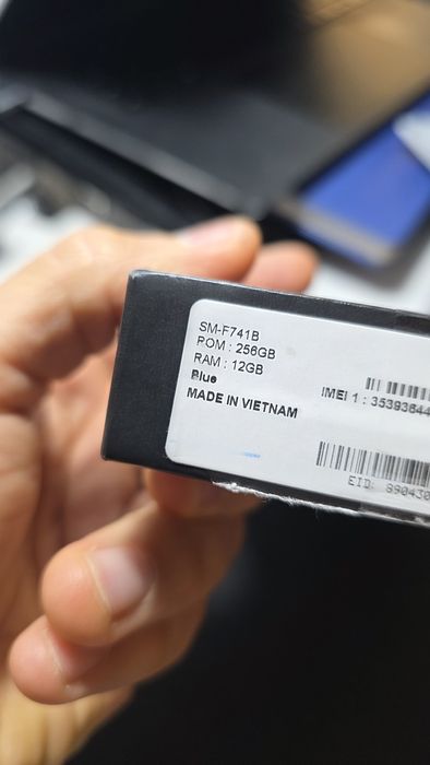 Vând Samsung z flip 6 256 GB cu garanție oct 2026