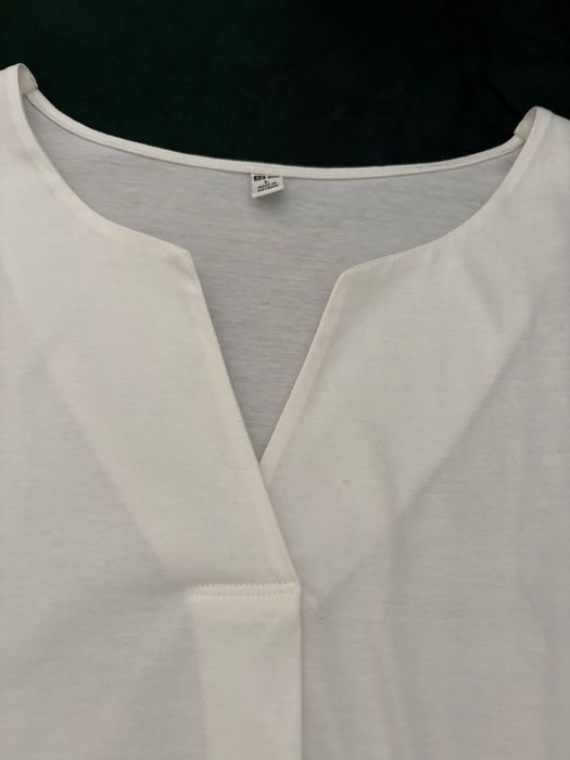 Майка Uniqlo белая.