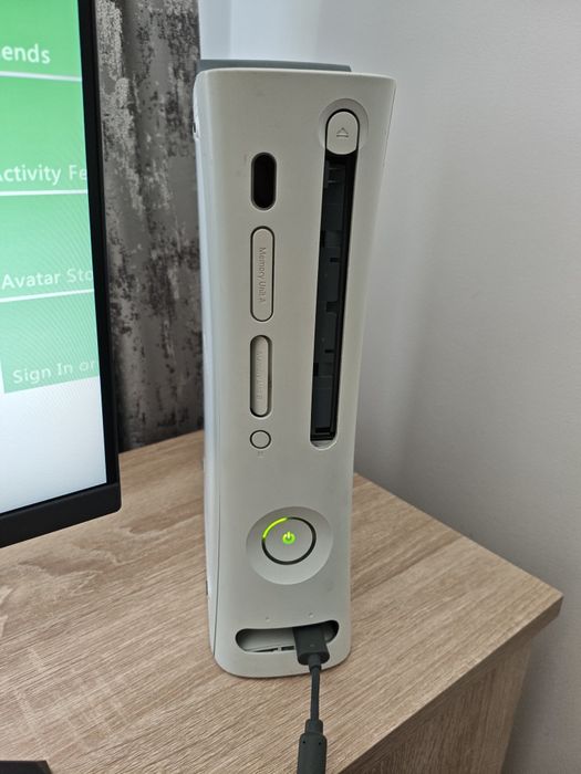 Consolă Xbox 360 Modată + 146 Jocuri + HDD 60GB + Controller original