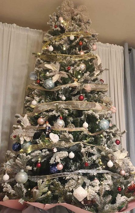 Brad artificial cu zapada si conuri