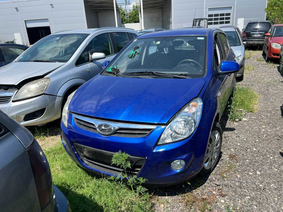 Dezmembrez Hyundai I20 1,2 benzina albastru 2009