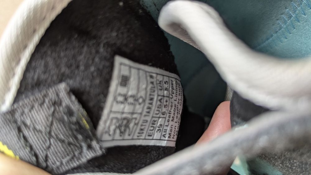 Pereche de espadrile noi de cățărat La Sportiva, mărimi diferite