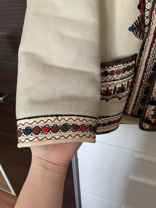 Cojoc / jachetă tradițională din piele naturală cu broderie manuală – unicat