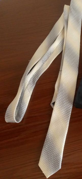Модный галстук светлого цвета(см фото).Цена 25 тыс