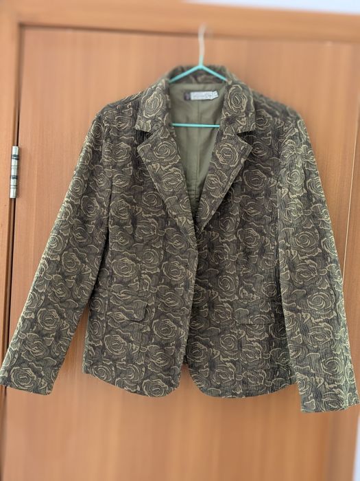 Продам женский костюм