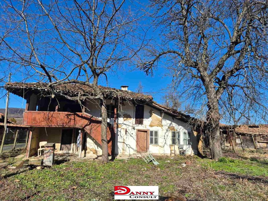 Стара къща с двор в Еленския балкан