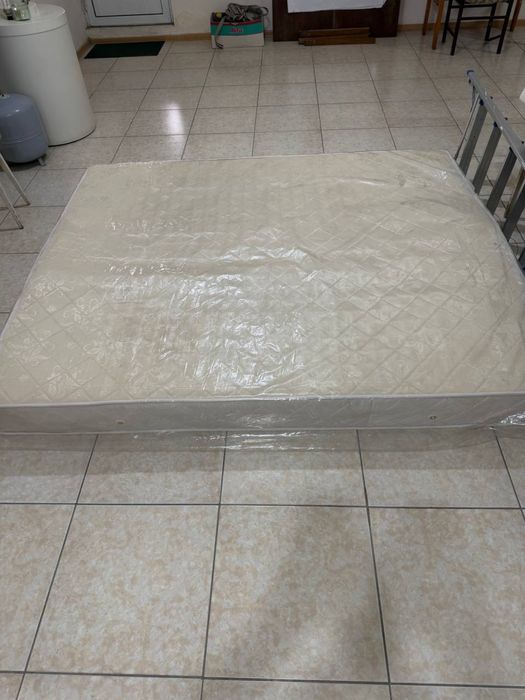 Продается матрас в хорошем состоянии