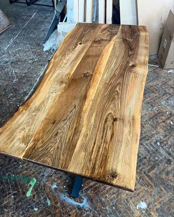 Уникална трапезна маса от орех с естествени криви ръбове