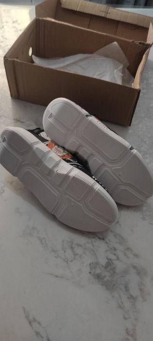 Продам кроссовки