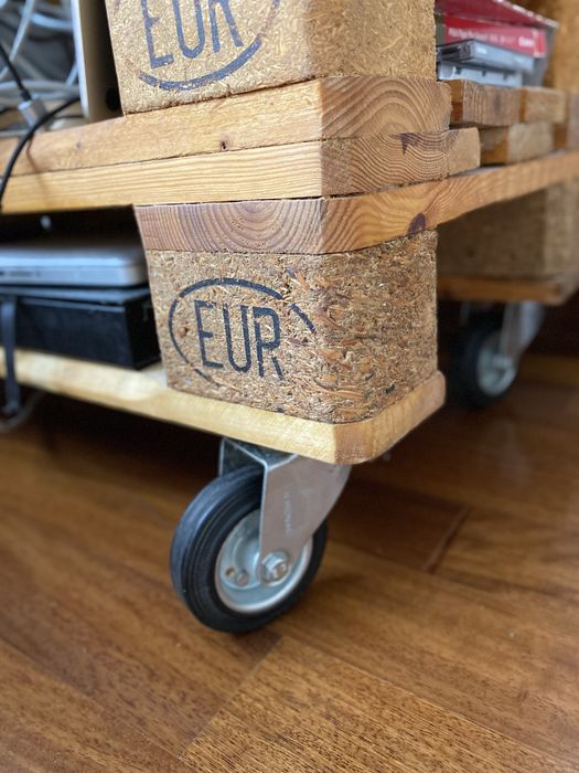 Masă echipament audio video din europaleți cu roți industriale