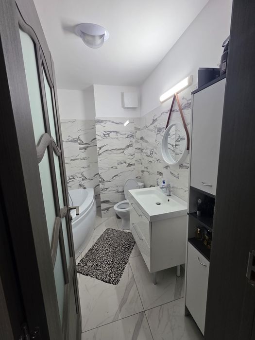 Închiriez apartament cu două camere pe termen lung în Green Rezidence  cu loc de parcare inclus.