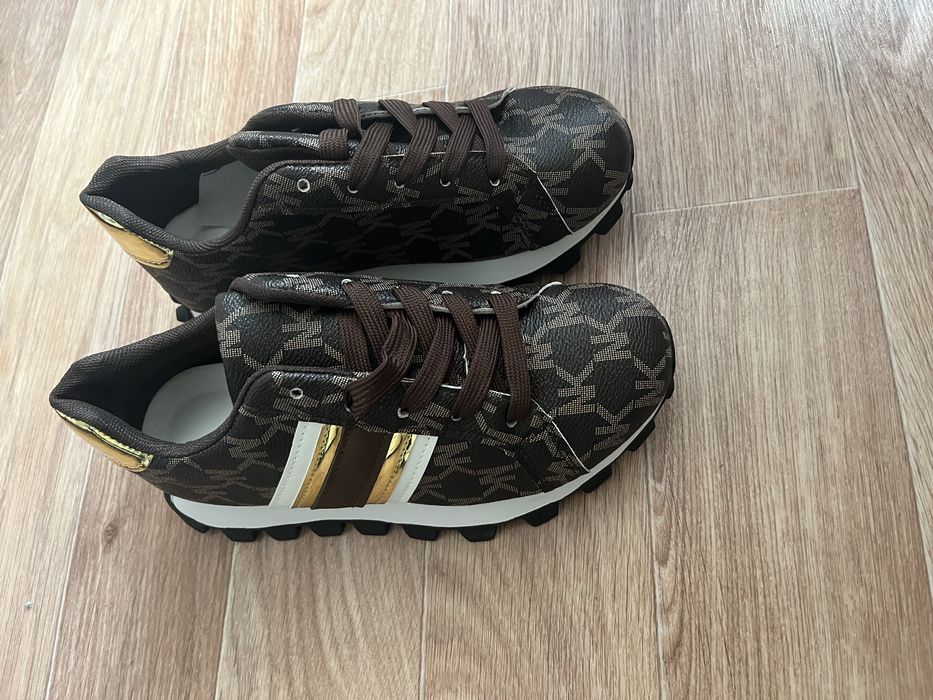 Продам новые кроссовки