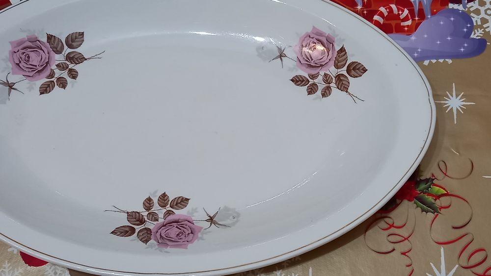 Vand 2 platouri ovale mari din porțelan fin romanesc