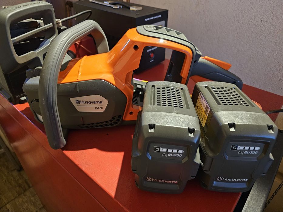 Husqvarna 240i + 2baterii bli300
