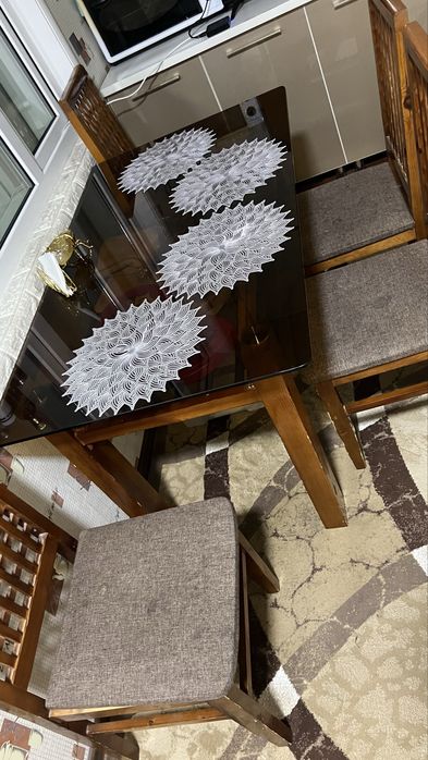 Продаётся стол и 4 стула для кухни