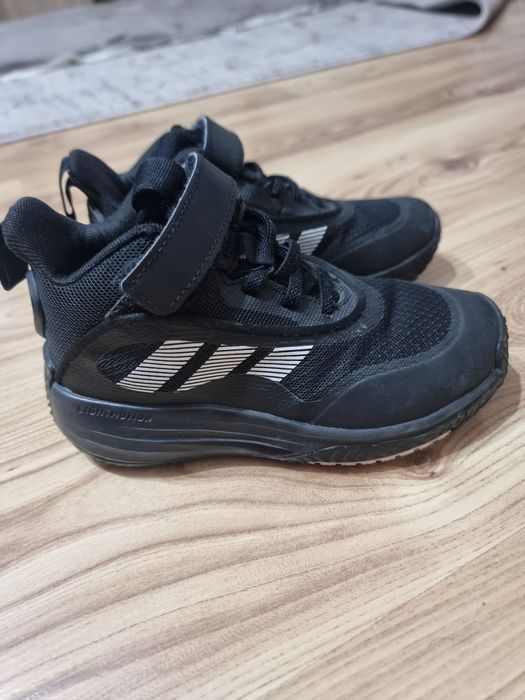 Продавам детски  кецове Адидас