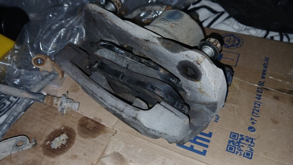 Продам суппорт передние на Рав 4