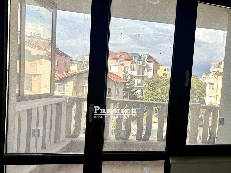 Просторен двустаен в затворен комплекс в Сарафово.