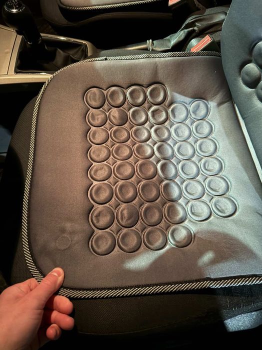 Продавам комплект автомобилни масажиращи подложки за предни седалки.