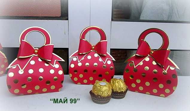 Чантичка на златни точки за бонбони